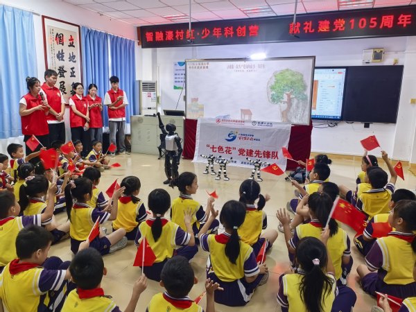 “红色精神 + 智能科创”融合式特色思政教育
