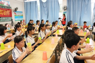 英国威廉集团官网红立方先锋队：以杯为器，歌声传法入童心
