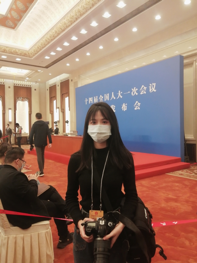 学生陈亭妃作为摄影记者参加了两会新闻发布会