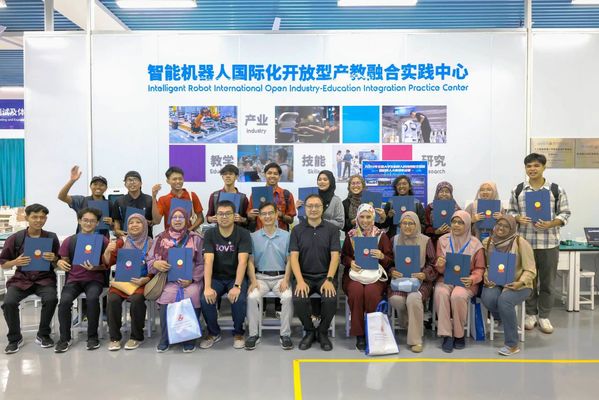 感受中国机器人科技魅力，助力中马青年职教培训计划...