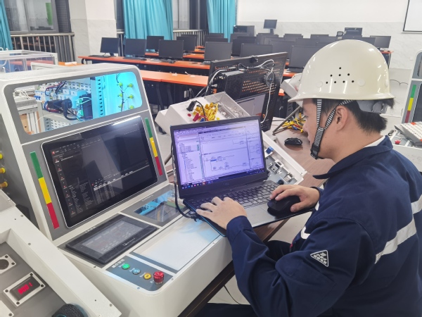 从课堂到厂房再到田间：一个高职团队的“三级跳”