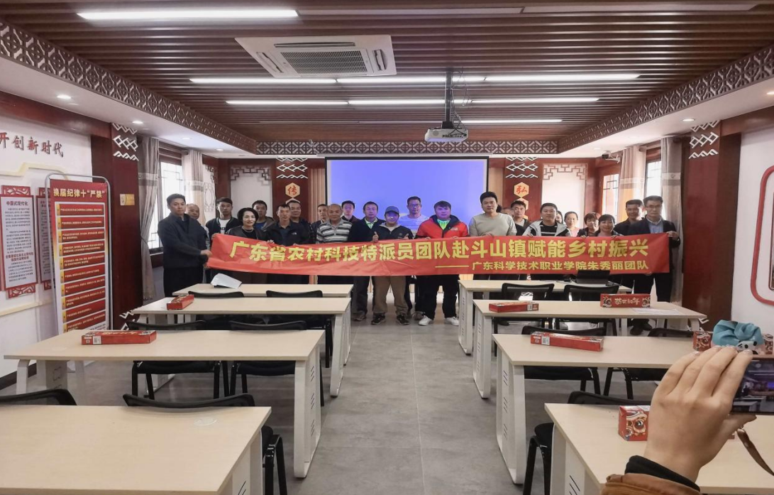 科技赋能春耕--机器人学院农村科技特派员团队携无人机技术助力斗...