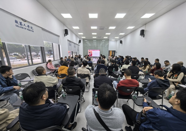 副校长朱小平到机器人学院调研指导工作