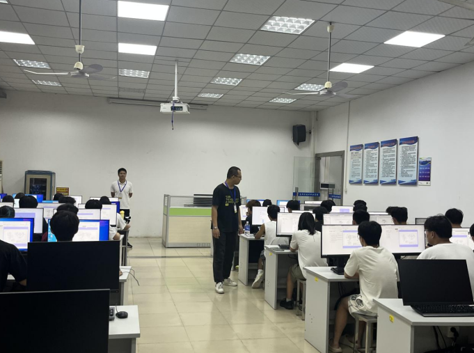 机器人学院数控技术专业顺利举办2025年度“1+X机械产品三维模型...